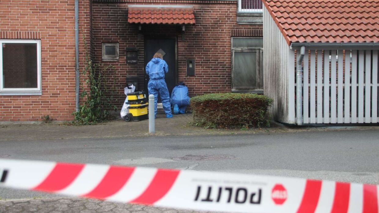 Politiets teknikere i gang på adressen, hvor sprængningen fandt sted i Odense.