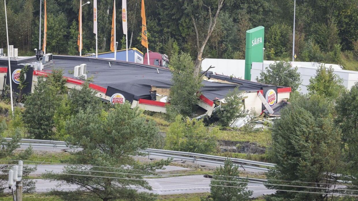Her ses et billede fra E6-motorvejen ved Stenungsund, som her til morgen er afspærret, efter et jordfaldshul har åbnet sig under vejen.