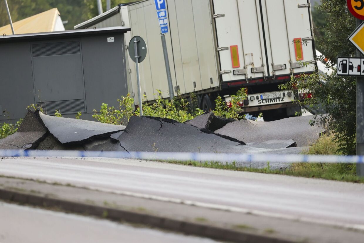 Efter jordfaldshullet indtraf, blev Piotr Dietula og 13 andre lastbilchauffører evakueret til et hotel i den nærliggende by Stenungsund.