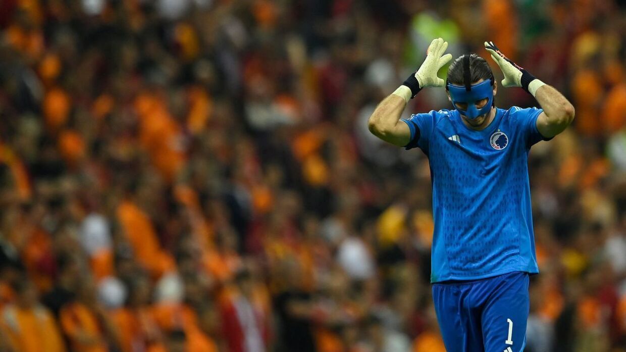 Kamil Grabara modtog også trusler før kampen mod Galatasaray. 