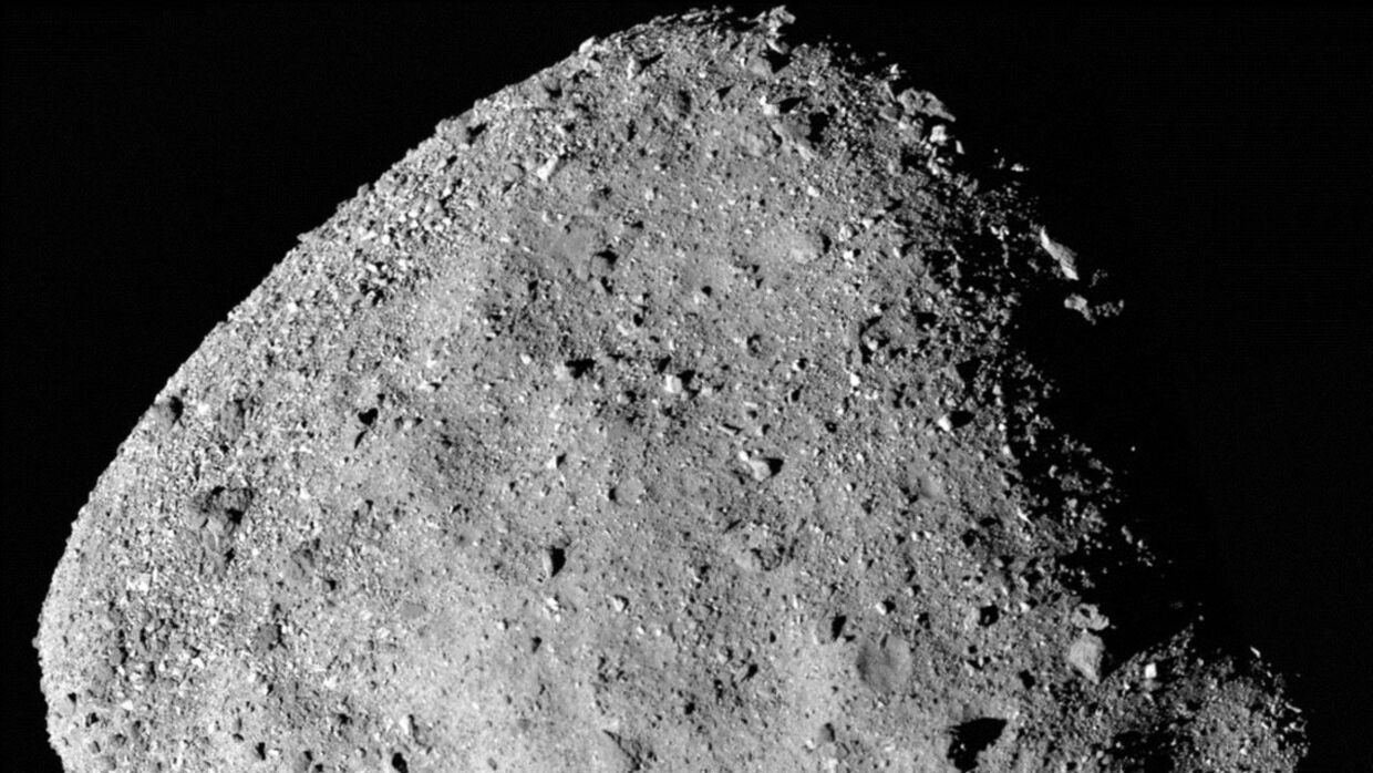 På billedet ses asteroiden Bennu, som der nu er hentet en prøve fra. 