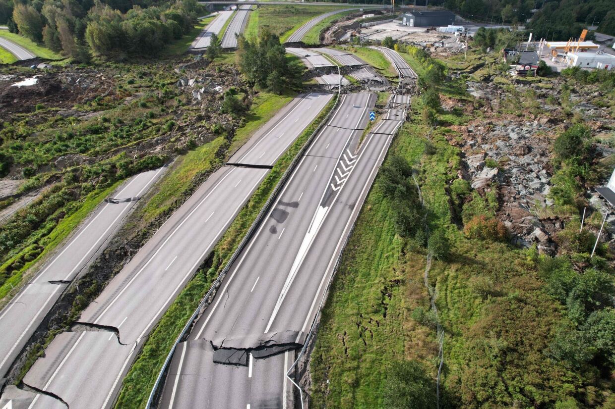 Et foto taget med en drone søndag viser nogle af de store ødelæggelser efter jordskreddet nær byen Stenungsund i Sverige.
