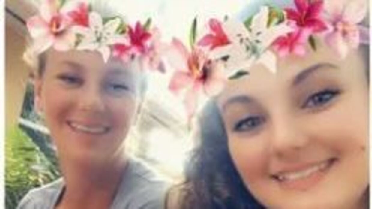 Sabrina Peckham (til venstre) blev fredag dræbt af en alligator. Ved siden af ses hendes datter, Breauna Dorris, der nu skriver om moderen på Facebook. 