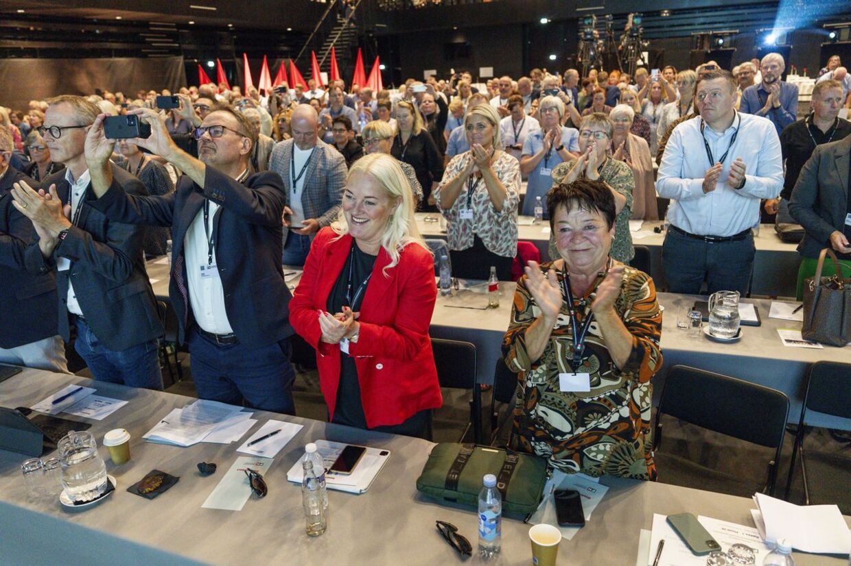 Stående klapsalver fra salen og de andre fagbevægelsers formænd ved FH's ekstraordinære kongres, hvor Morten Skov som 41-årig blev valgt som ny formand for hele FH. 