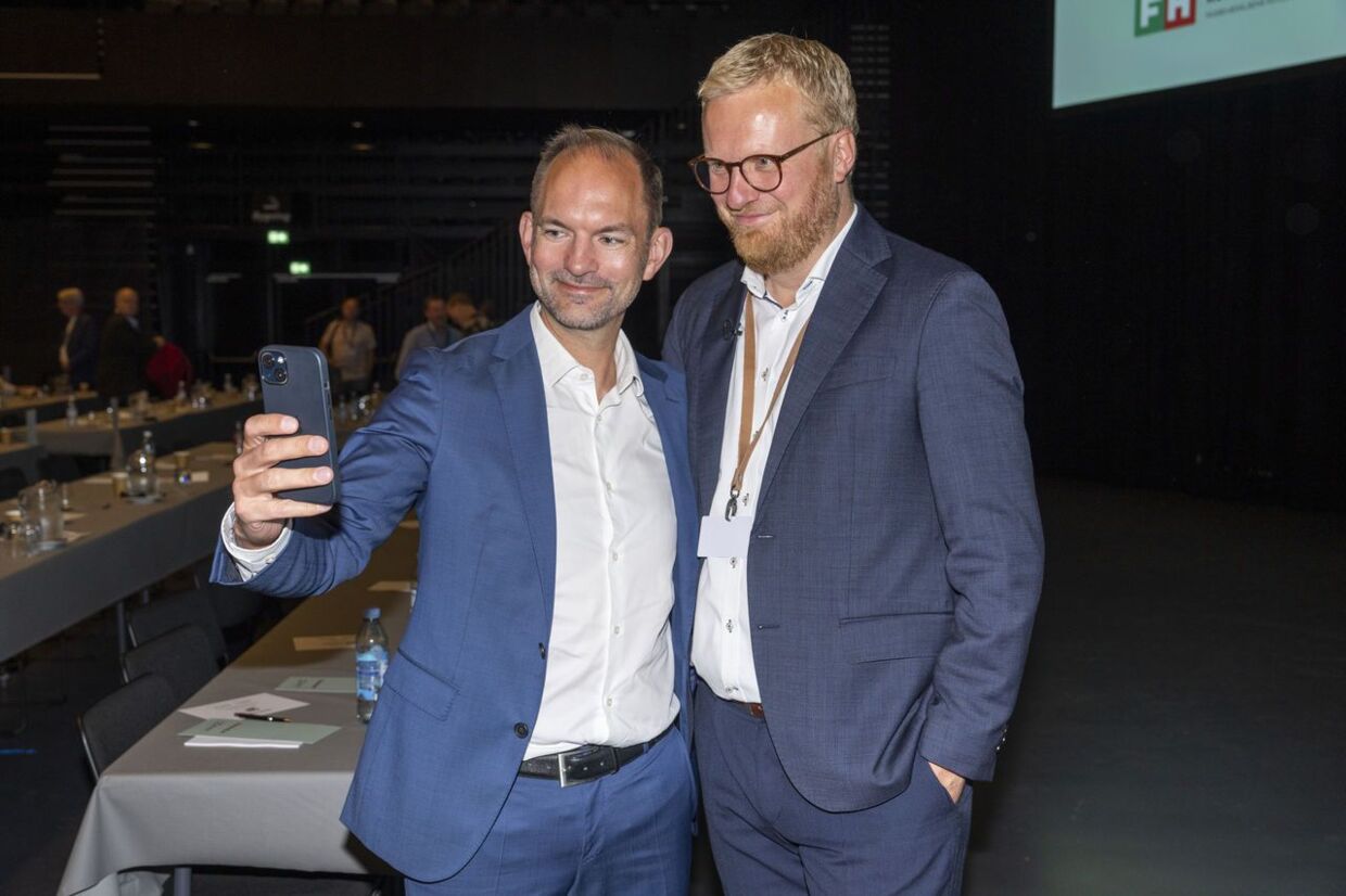 Skatteminister Jeppe Bruus tager en selfie med Morten Skov, da han blev valgt som ny formand ved FH's kongres 7. september 2023. 