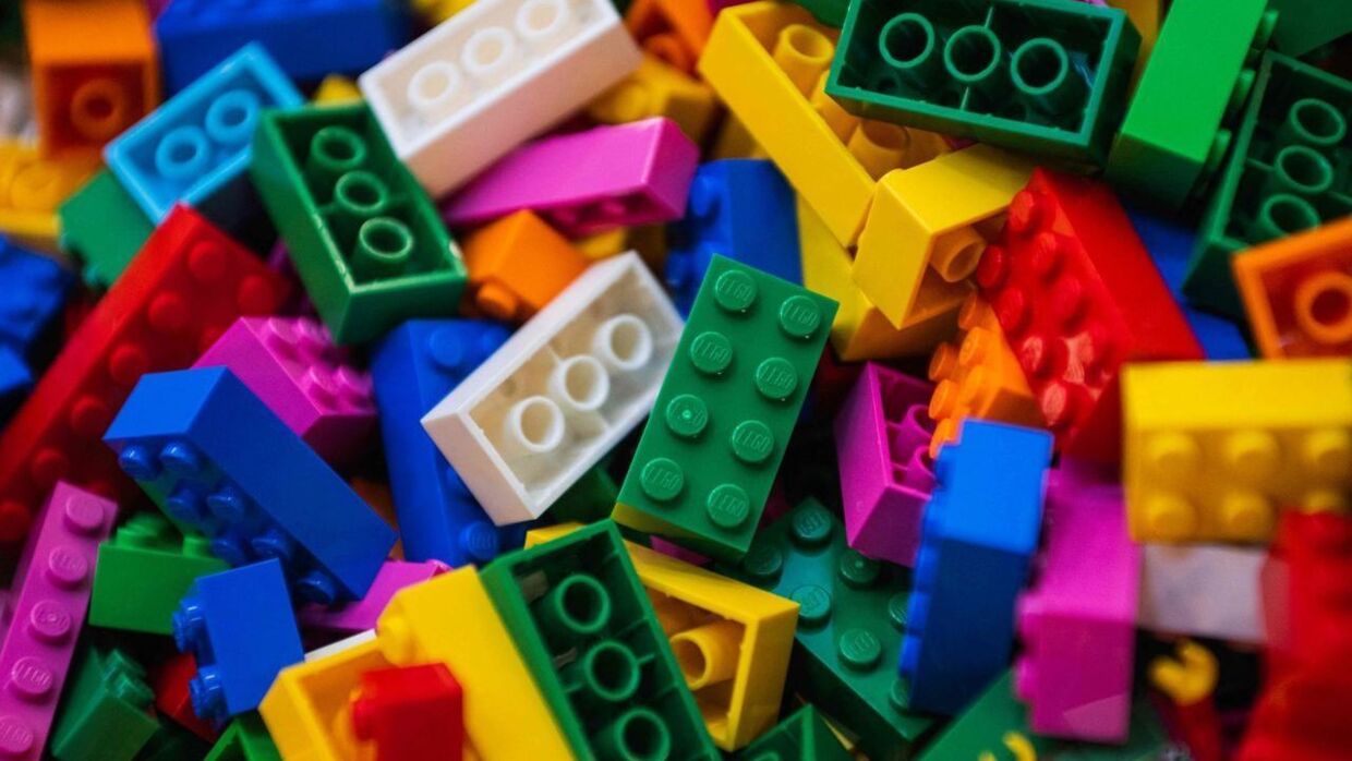 Lego har i to år arbejdet på at producere legoklodser af gamle plastikflasker inden 2030. De planer er droppet nu. (Arkivfoto)