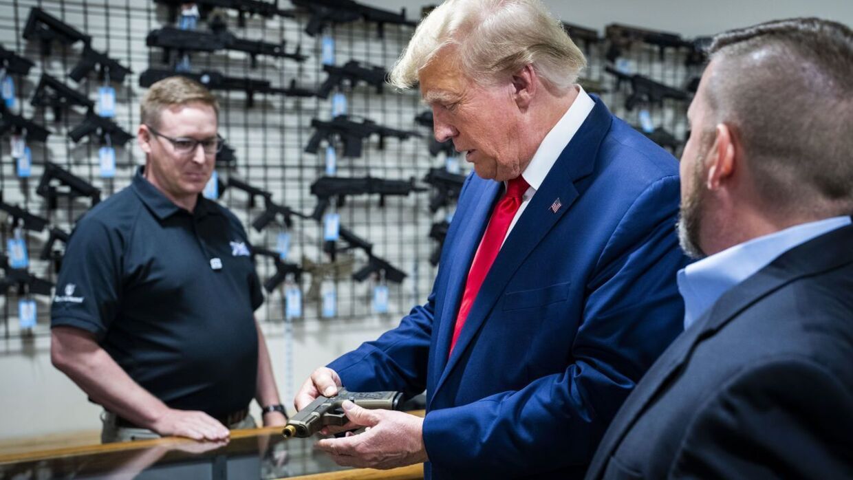 Donald Trump købte først et våben mandag, men så gjorde han det alligevel ikke. 