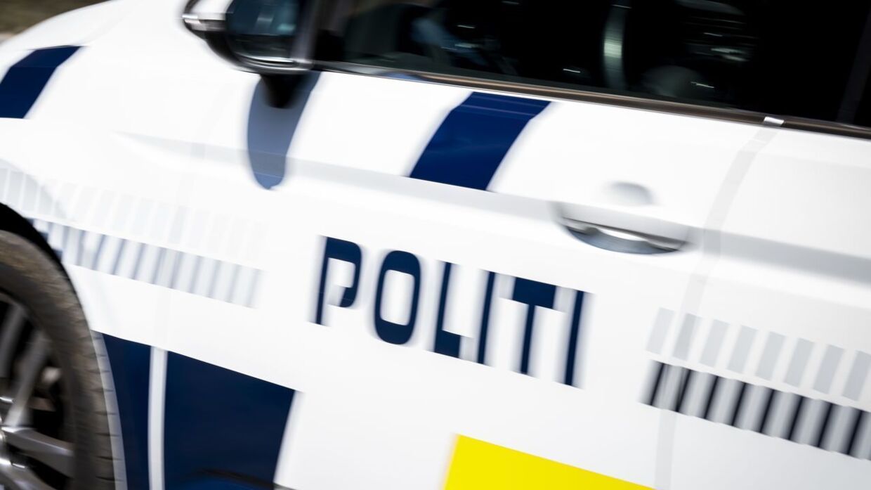 Politiet er rykket ud til Holmstrup, hvor der er fundet en død person ved togsporene. 