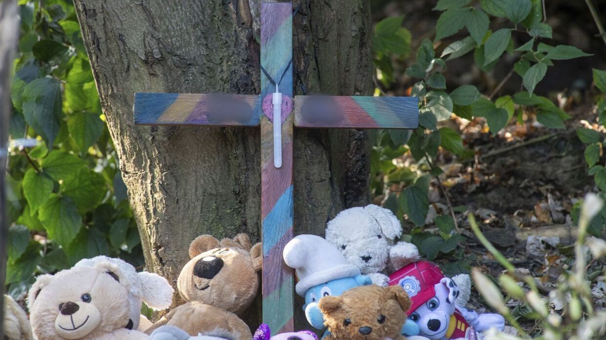 Mange har været forbi med blomster og bamser på det sted, hvor den seksårige Joel blev fundet myrdet.