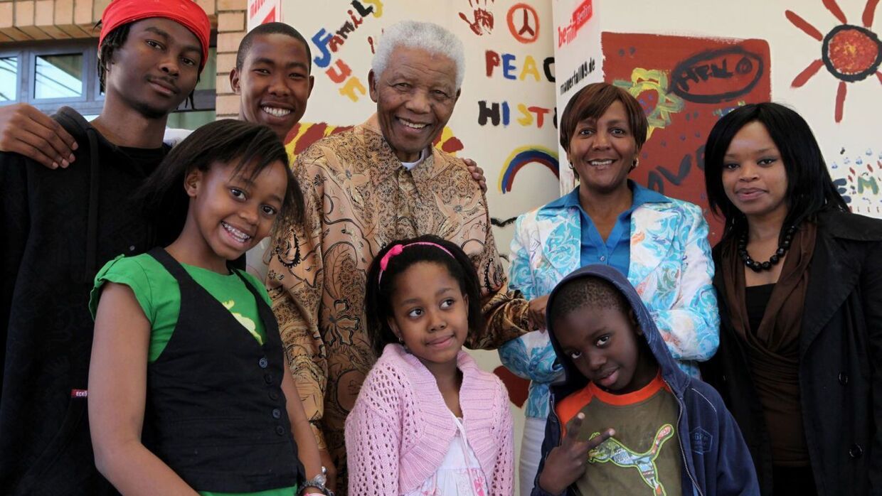 Her ses familien Mandela. Zoleka er på bageste række til højre.