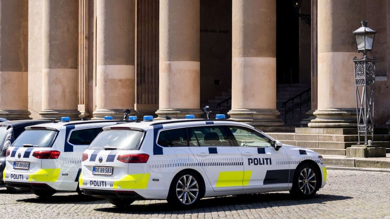 Politibiler foran Københavns Byret, hvor Fields-sagen begynder i København, mandag den 12. juni 2023. Tre blev dræbt og mange kom til skade da der blev løsnet skud i Field's 3. juli 2022.