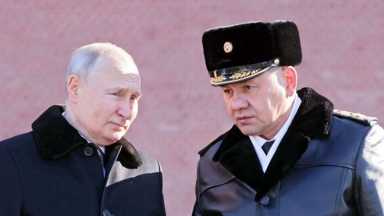 Putin og Sjojgu fotograferet under en ceremoni. Nu skule præsidenten være ved at miste tålmodigheden med sin forsvarsminister.