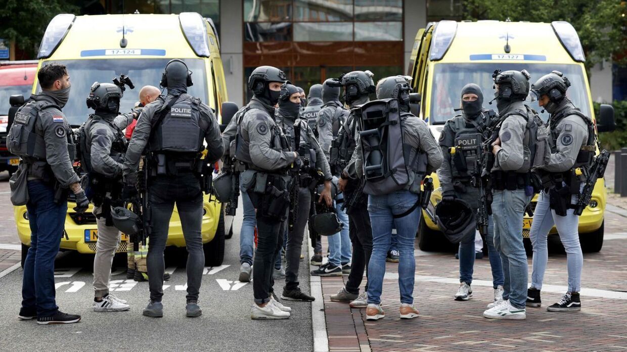 Kampklædte betjente omringede torsdag Erasmus University Medical Center i Rotterdam. Betjente stormede også hospitalet på et tidspunkt i løbet af eftermiddagen.