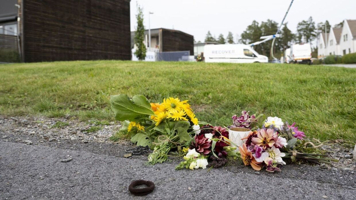 Der er lagt blomster udenfor det totalsmadrede villahus, hvor en kvinde i 20erne omkom, da en bombe detonerede.
