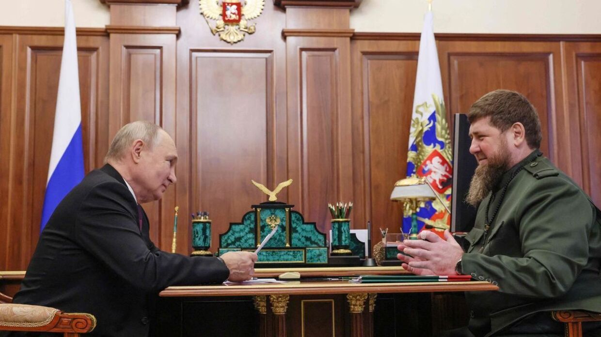 Vladimir Putin (tv) og Ramzan Kadyrov ved torsdagens møde.