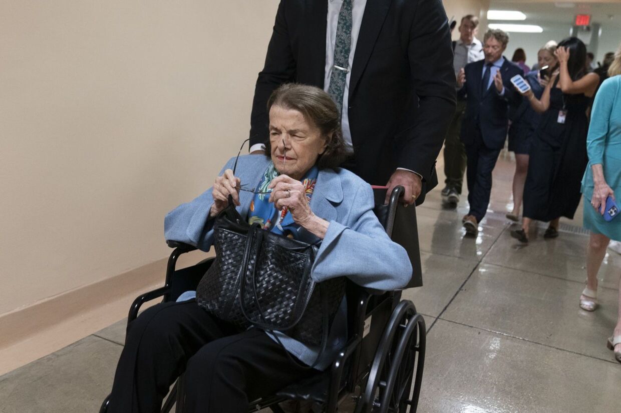 Den seneste tid måtte senatoren blive skubbet rundt i kørestol på Kongressen.