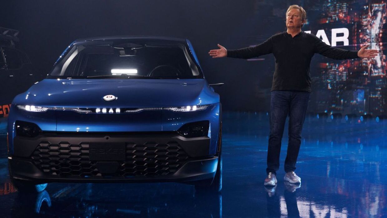 Danske Henrik Fisker har en fortid som bildesigner, og han er direktør i firmaet. Her præsenterer han modellen PEAR i Californien tilbage i August.