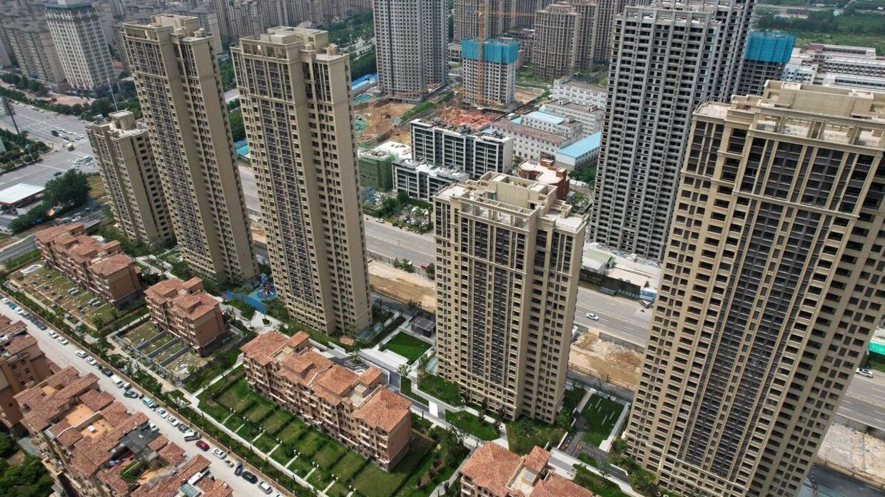 Ufærdige lejlighedskomplekser i den kinesiske by Xinzhen i Henan-provinsen. Billedet her er fra juni 2023.