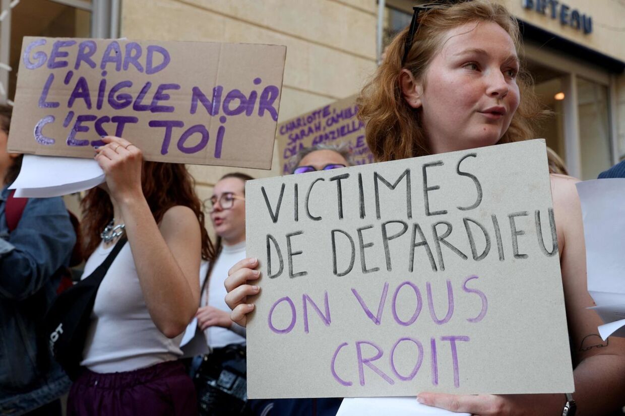 'Ofre for Depardieu, vi tror på jer', stod der på skilte, som en feministisk aktivistgruppe bar under en demonstration udenfor Gerard Depardieus koncert 'Depardieu chante Barbara' i Bordeaux, 24. maj 2023.