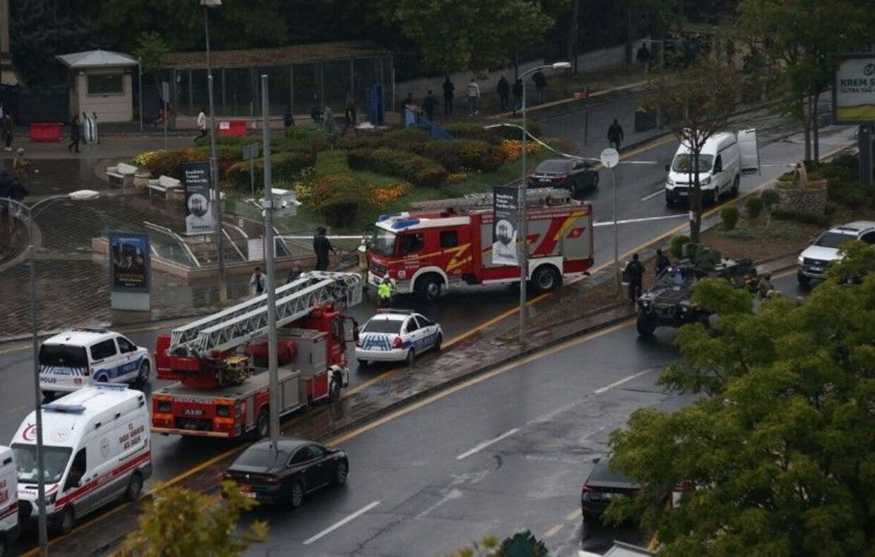 Ambulancer og brandbiler ses tæt på indenrigsministeriet i Ankara. Foto: Cagla Gurdogan/Reuters