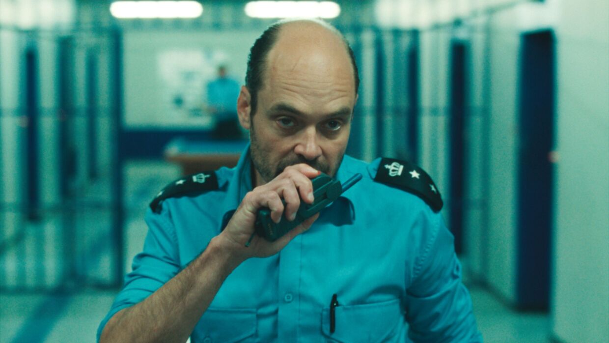 David Dencik spiller fængselsbetjenten Henrik i 'Huset'.