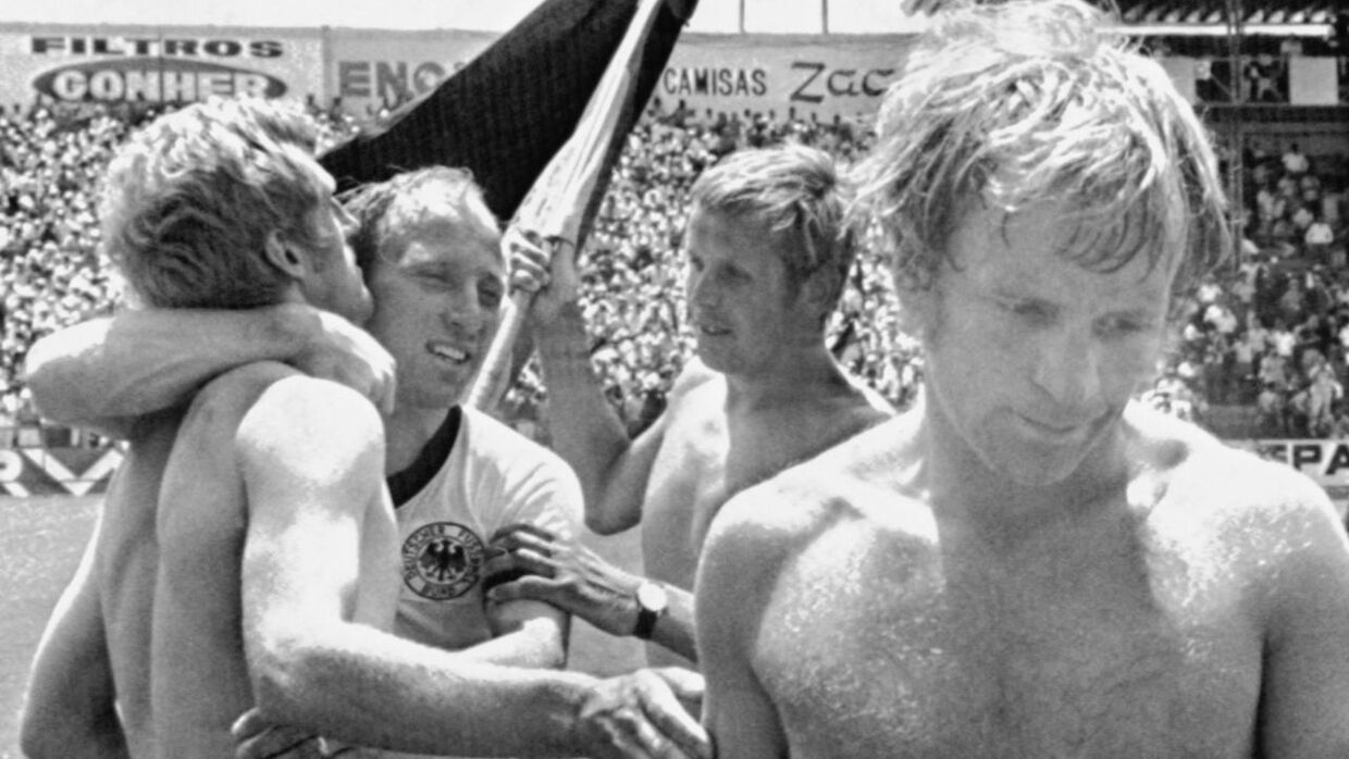 Francis Lee til højre efter Englands nederlag til Vesttyskland ved VM i 1970.