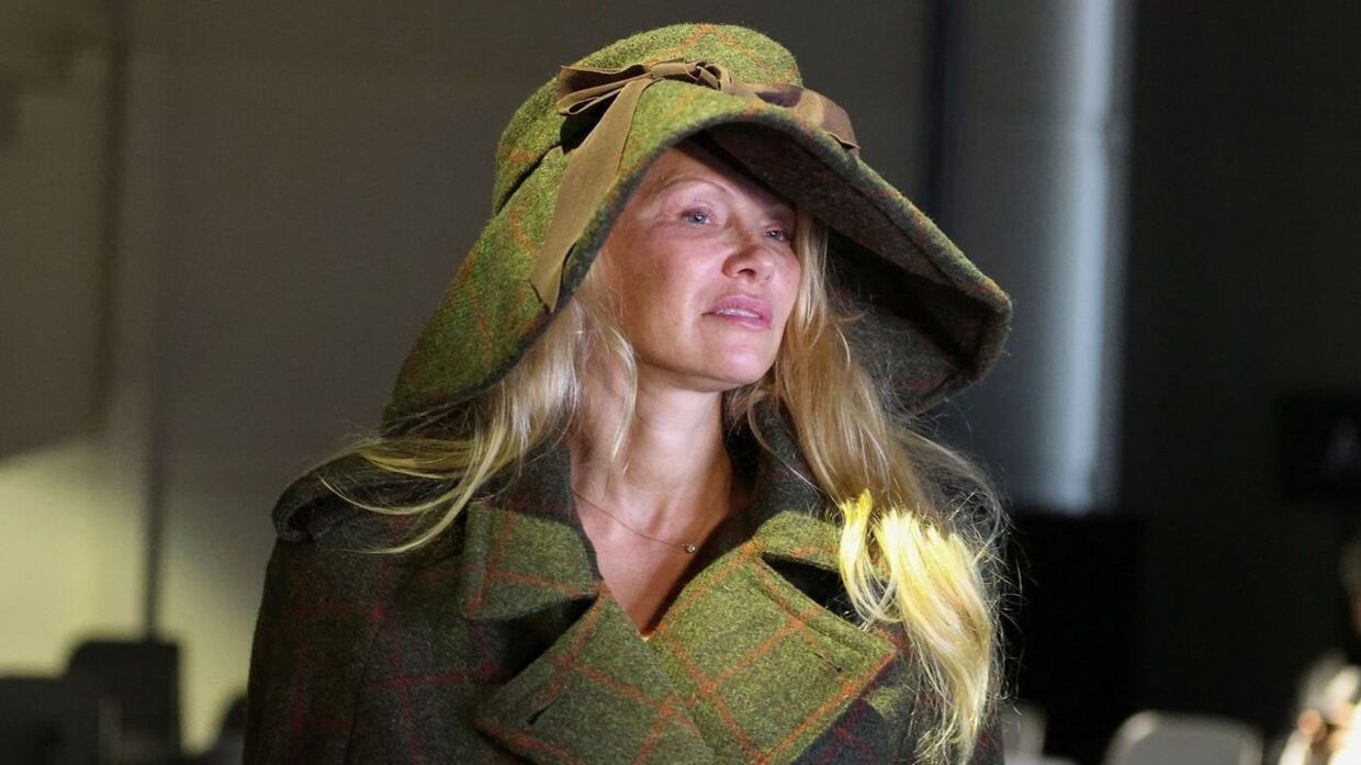 Pamela Anderson uden make up til designer Andreas Kronthalers Vivienne Westwood-show under modeugen i Paris, 30. september.