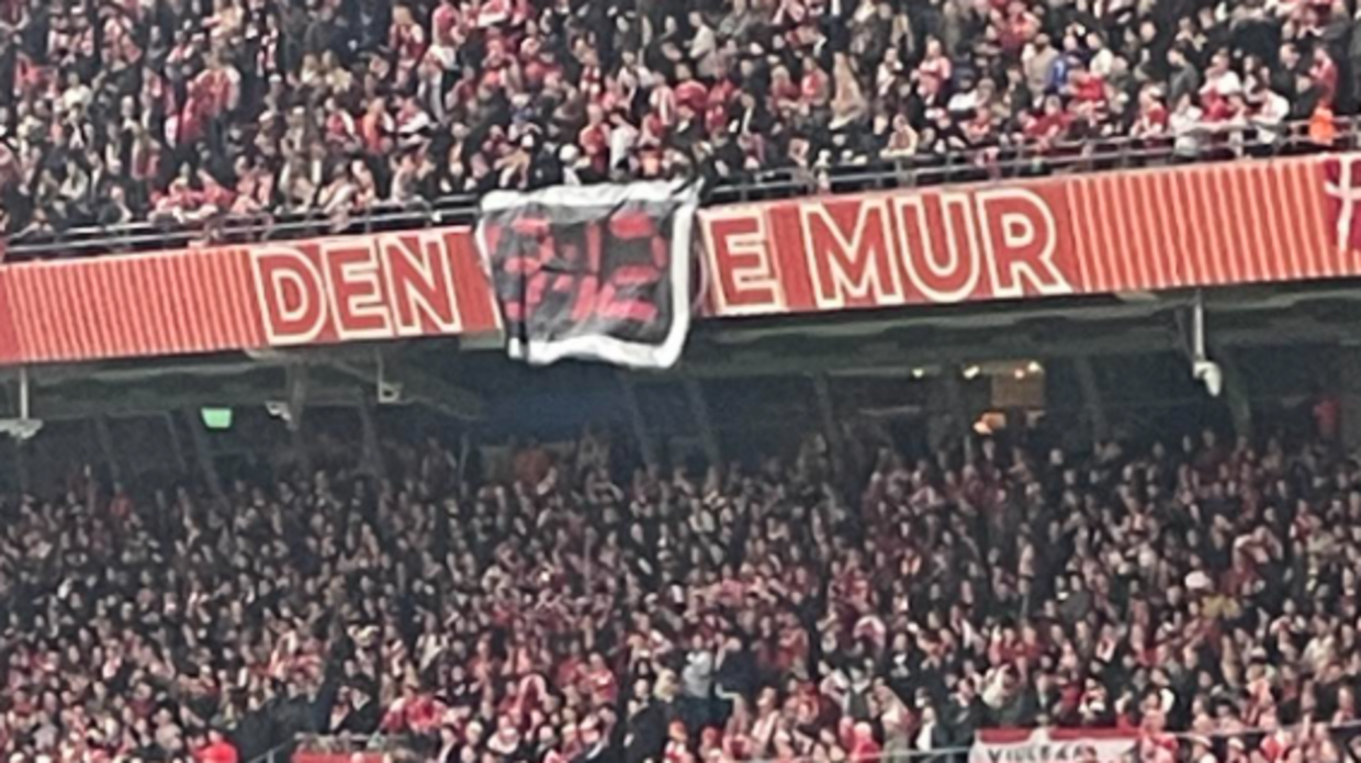 '13:12'-banneret til lørdagens landskamp.