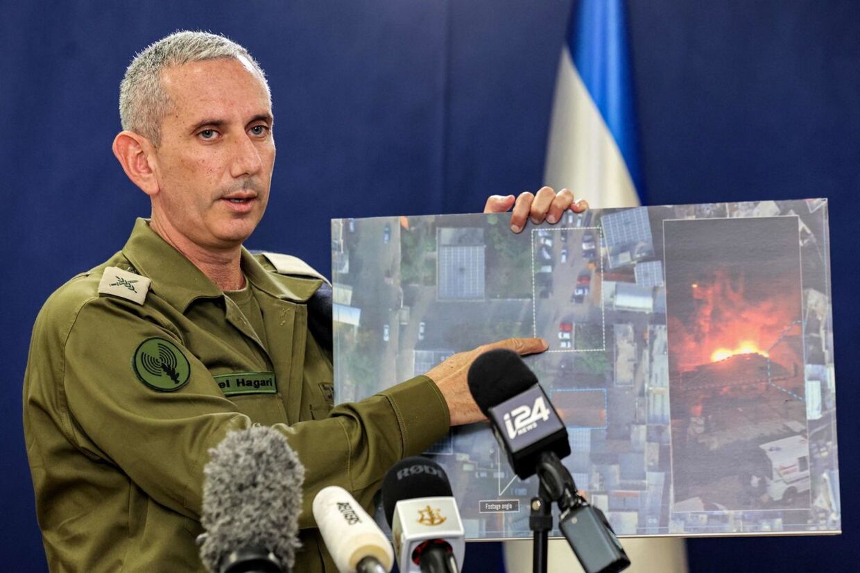 Israels militærtalsmand Daniel Hagari taler med pressen i Tel Aviv 18. oktober.