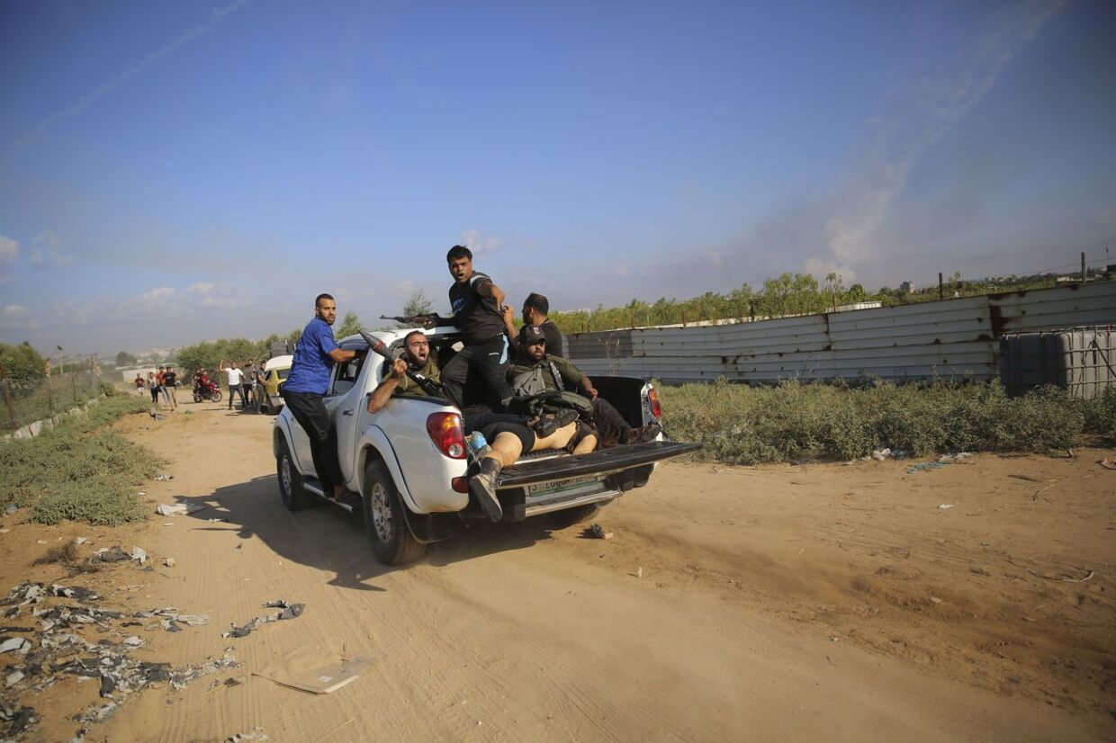 Hamas-terrorister på vej tilbage til Gaza med et gidsel 7. oktober.