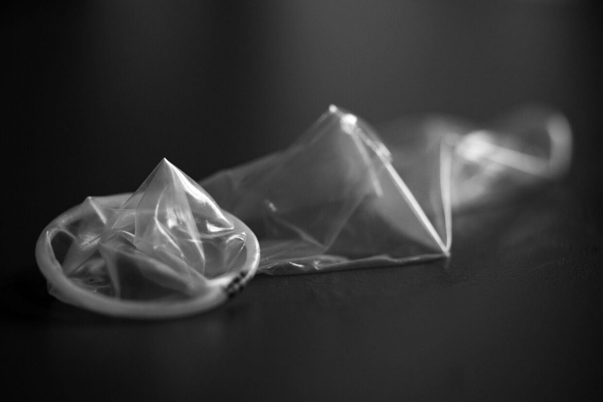 I forhold til forebyggelse forbliver kondom den eneste præventionsform, som beskytter mod sexsygdomme, påpeger Sex & Samfund. En ny rapport viser, at der fortsat er udbredt smitte med klamydia blandt unge mellem 15 og 29 år. (Arkivfoto).