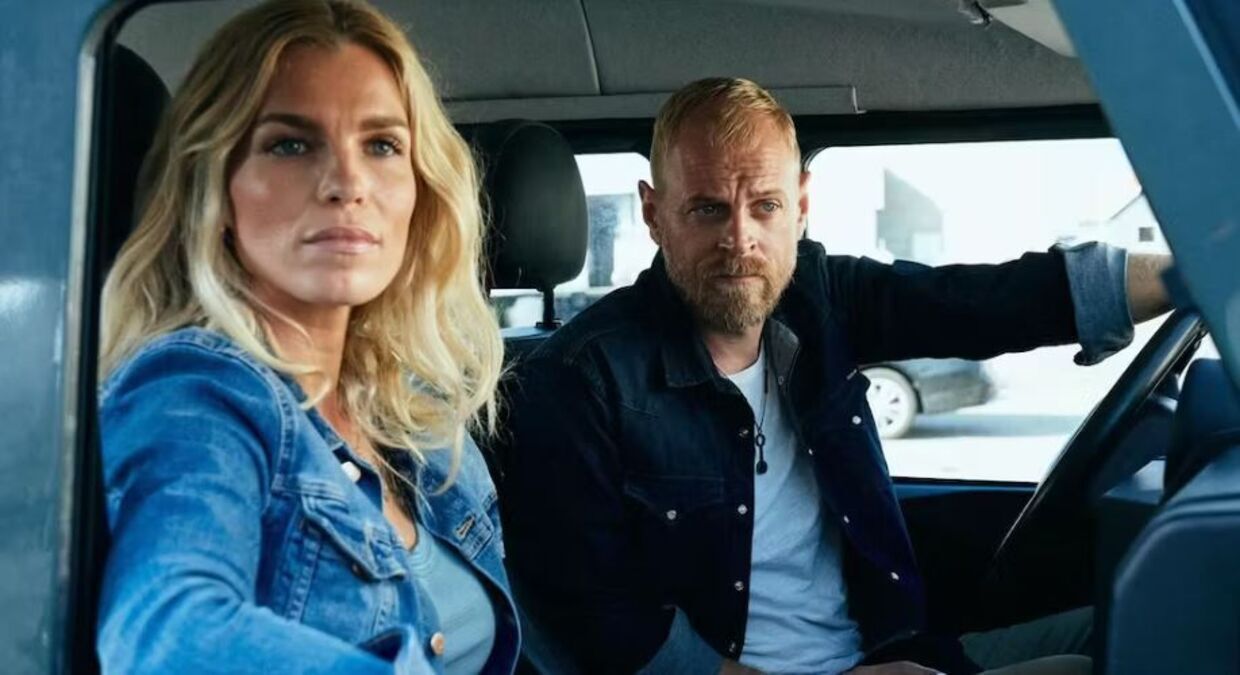 Ifølge TV 2 var der i gennemsnit over 800.000 seere til hvert afsnit af den første sæson af 'Hvide Sande'.Her havde Marie Bach Hansen og Carsten Bjørnlund hovedrollerne.