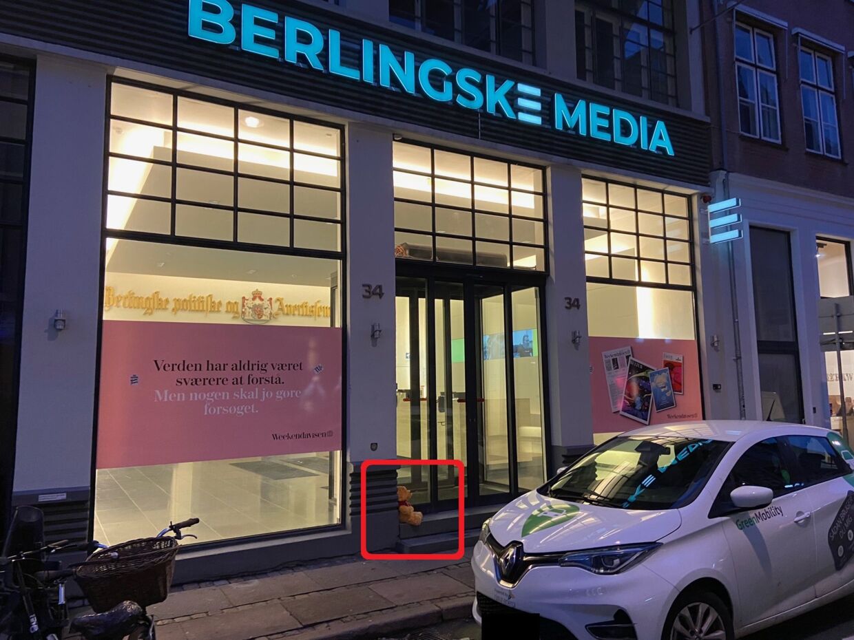 Denne bamse stod på dørtrinnet ved indgangen til Berlingske Media mandag morgen.