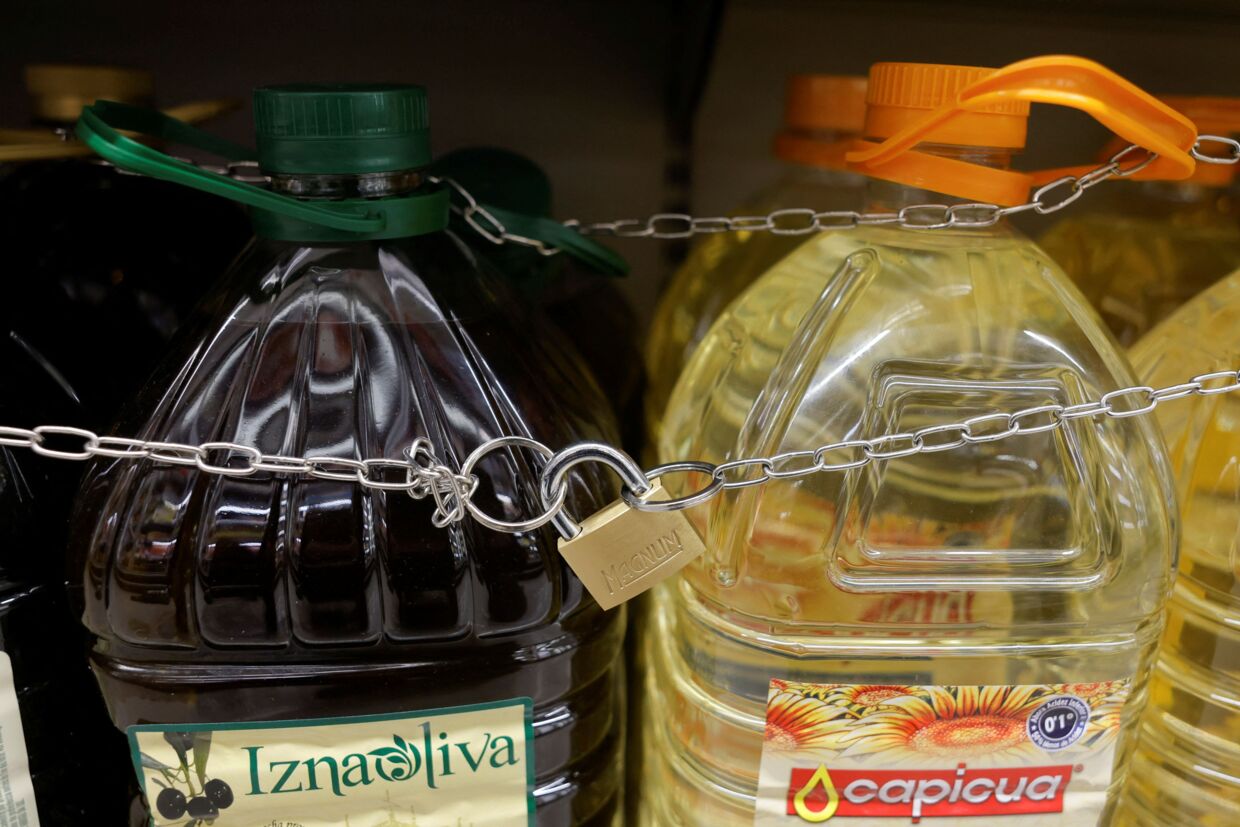 Oliven- og solsikkeolie med kæder og lås på i et supermarked i Malaga.