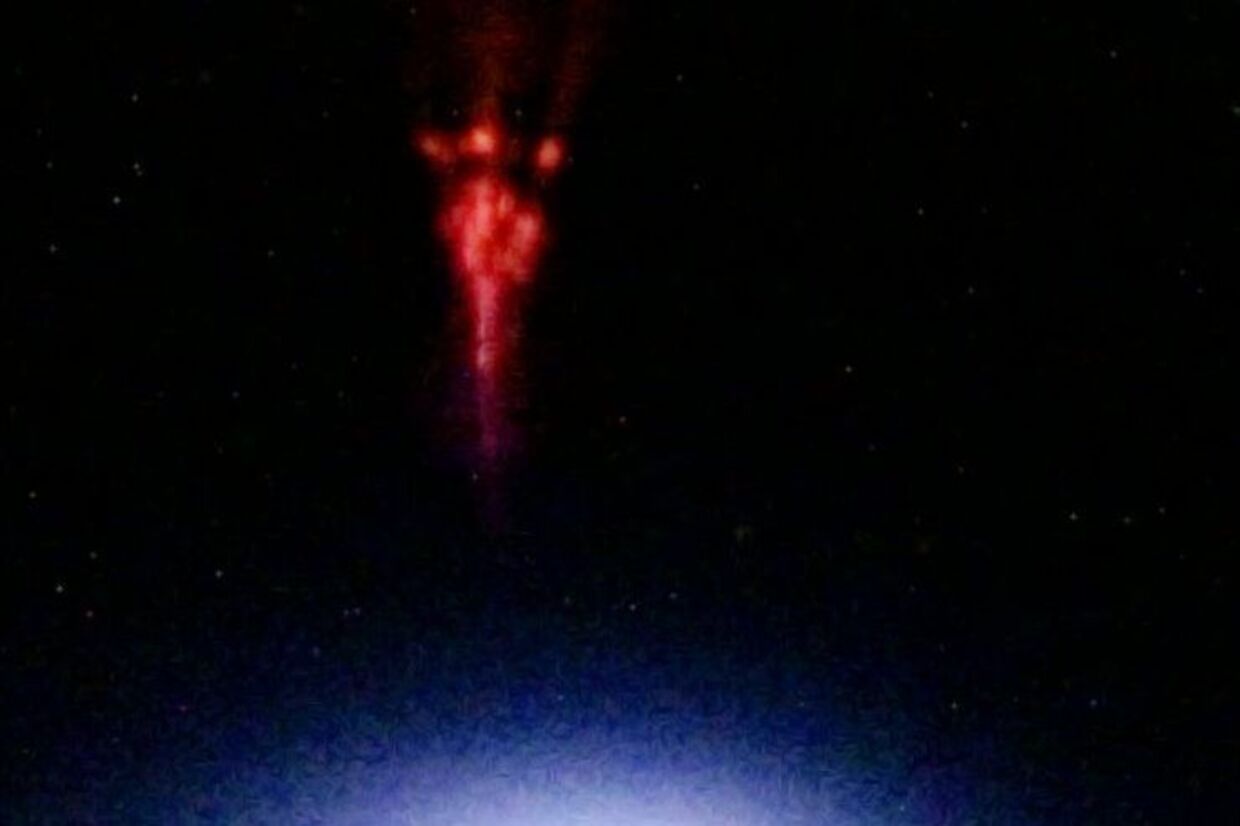 Andreas Mogensen har taget billeder i rummet af blå lyn og røde feer. Røde feer er specielle former for lyn i den del af atmosfæren, der kaldes mesosfæren.