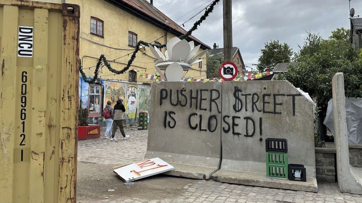 Sådan så det ud, da christianitter 8. August 2023 lukkede Pusher Street ved afspærre gaden. Blokaden blev dog hurtigt fjernet og hashsalget genoptaget.