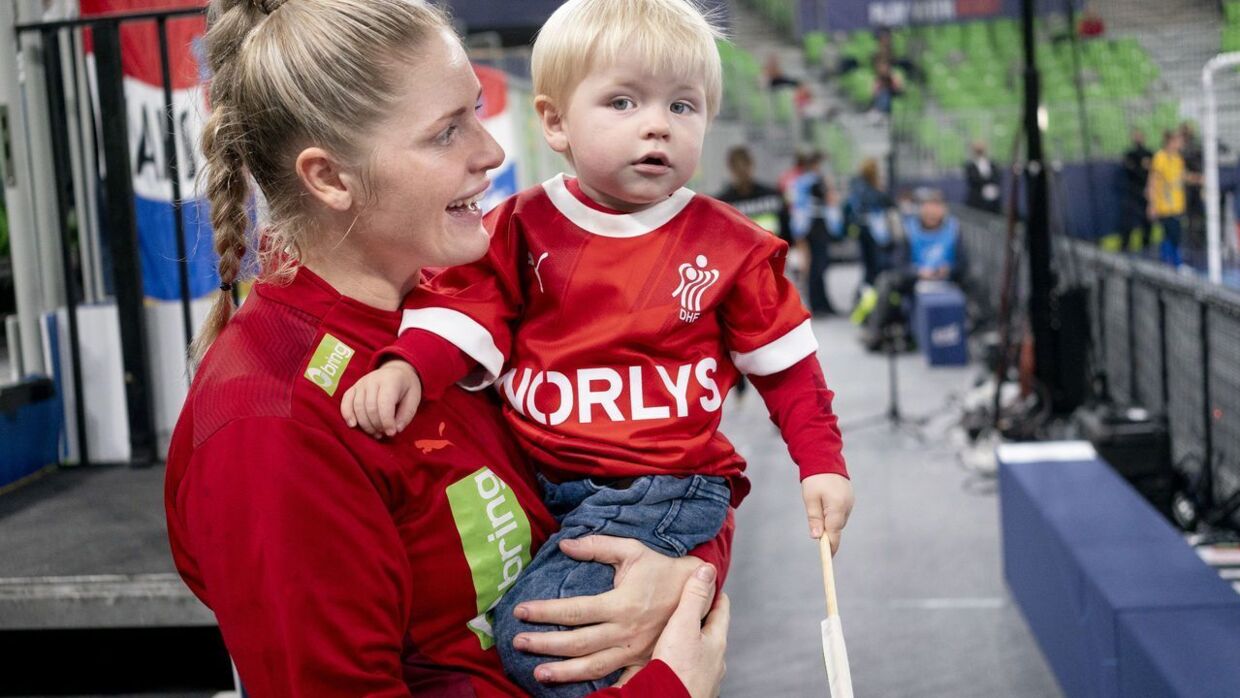 Sarah Iversen med sin søn Elliott ved EM sidste år.