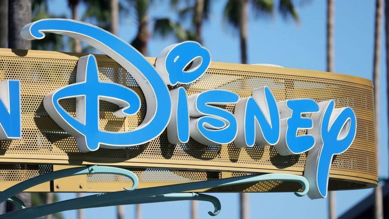 En mand smed lørdag sit tøj i Disneyland i Californien. Han blev efterfølgende anholdt. 