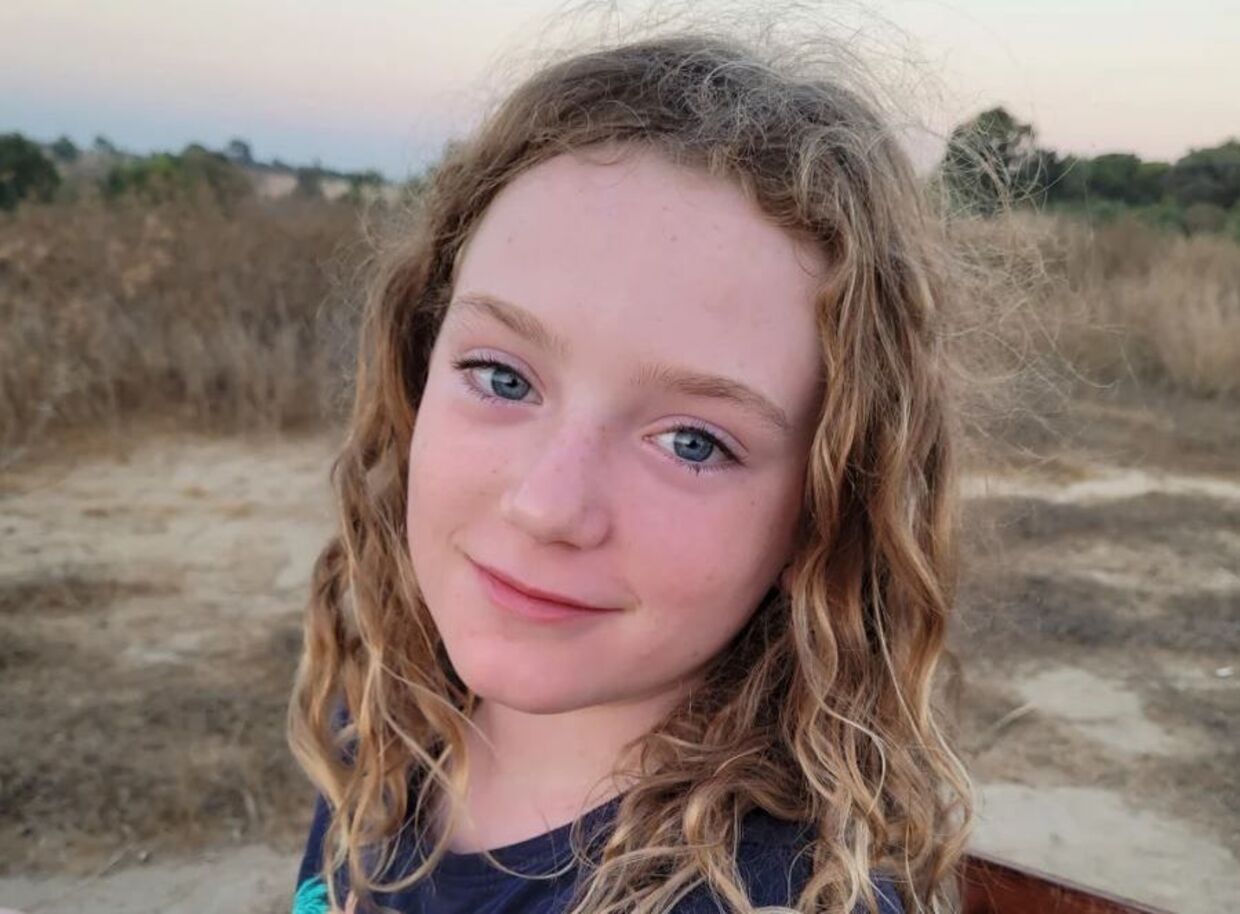 Emily fyldte ni år, mens hun var fanget af Hamas.