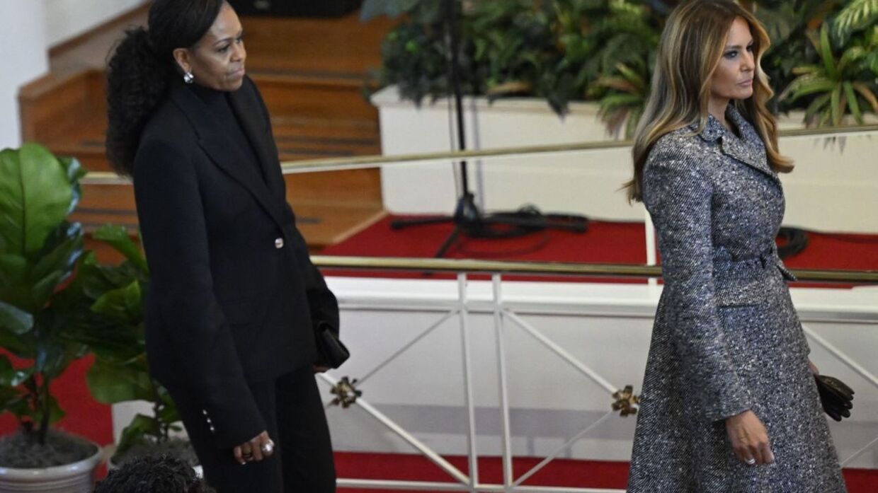 Michelle Obama og Melania Trump på vej ind i Glenn Memorial Church i Atlanta, Georgia til Rosalyn Carters begravelse den 28. november 2023. 