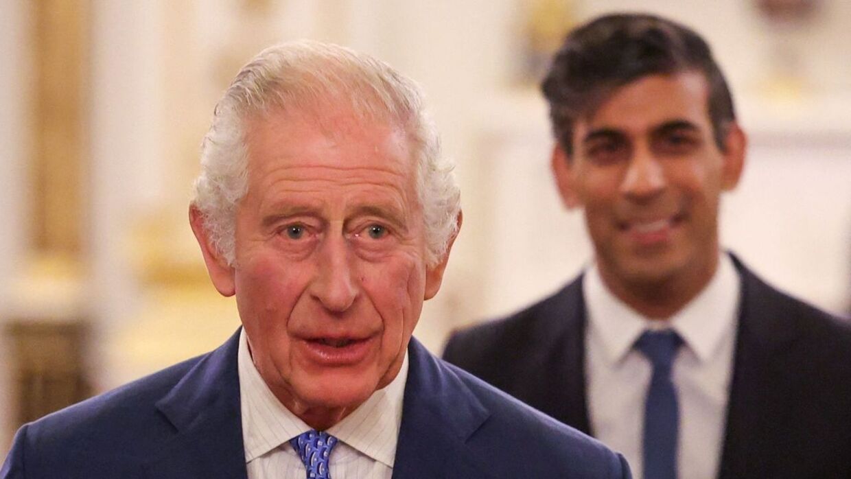 Storbritanniens kong Charles med premierminister Rishi Sunak til reception på Buckingham Palace for få dage siden. Nu møder de to statsoverhoveder kritik for at tage hver deres private fly til samme klimakonference.