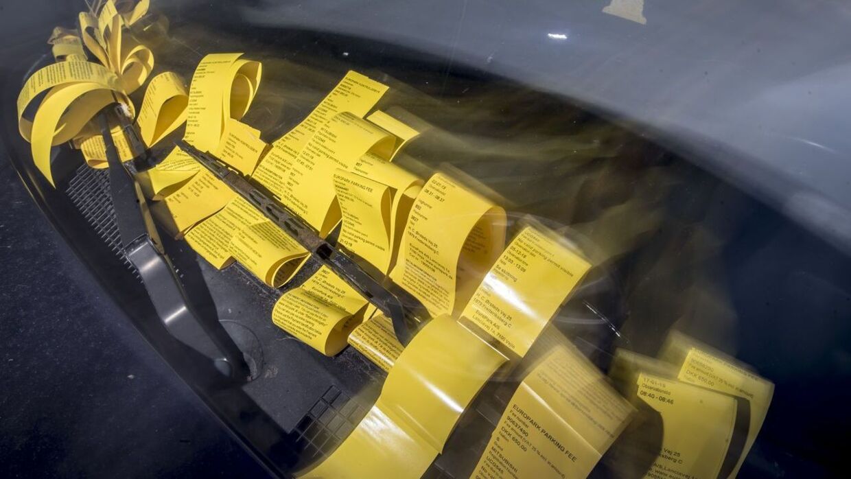 En svensk bil holdt i 2019 ulovligt parkeret i så lang tid på Frederiksberg, at bilens ejer nåede at få udskrevet hele 18 bøder. 