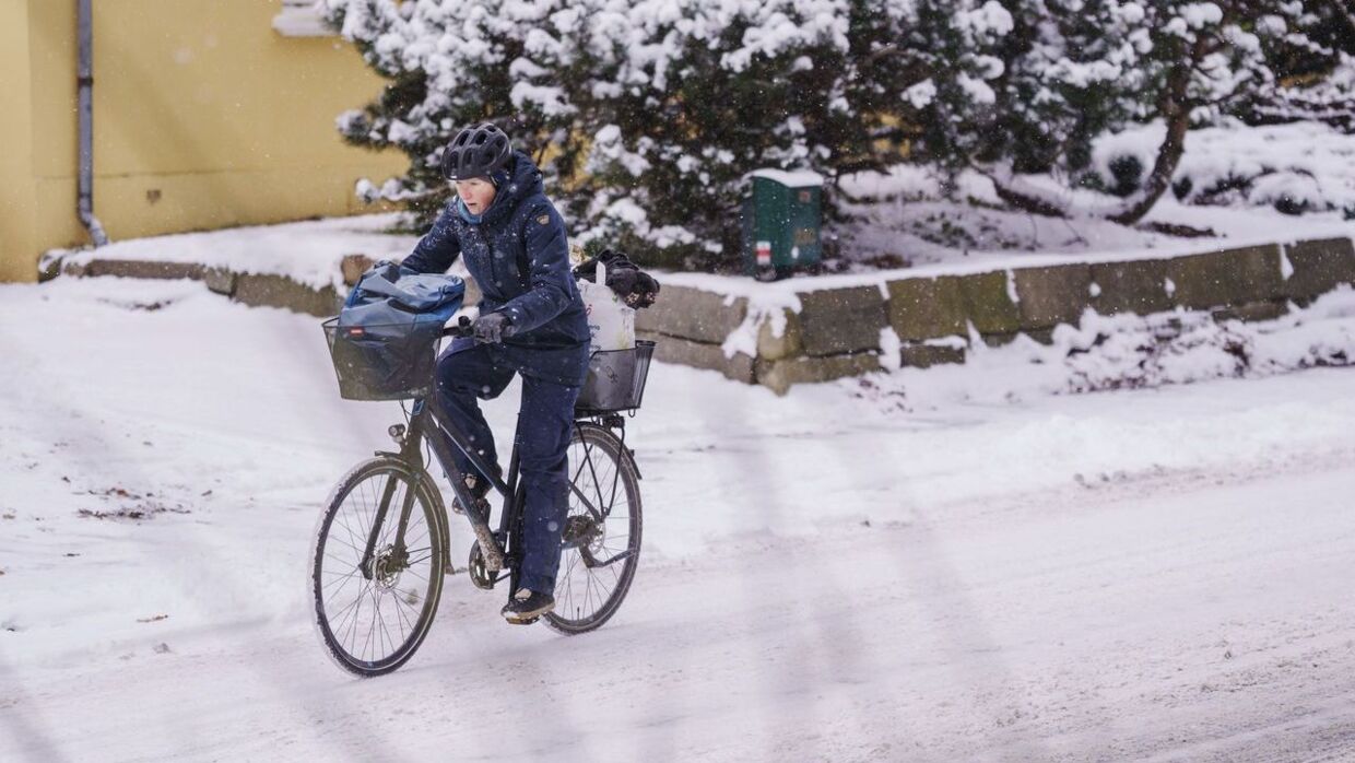 (Arkiv) Her ses en cyklist i det vilde snevejr, der onsdag ramte især Nordsjælland. En anden cyklist røg gennem isen med sin cykel, da han cyklede gennem en tunnel, hvor han ikke anede, der var is. 