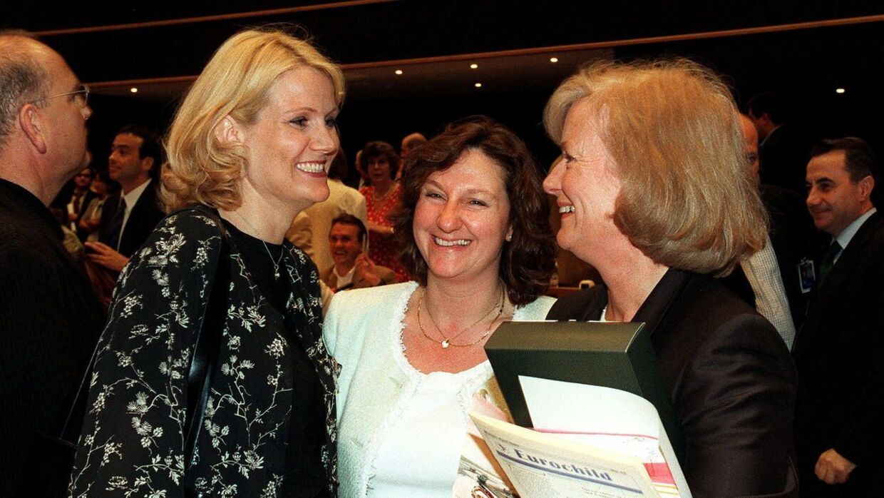 Helle Thorning-Schmidt sammen  med sin nu afdøde svigermor,  Glenys Kinnock (th.), da de begge sad i Europaparlamentet. 