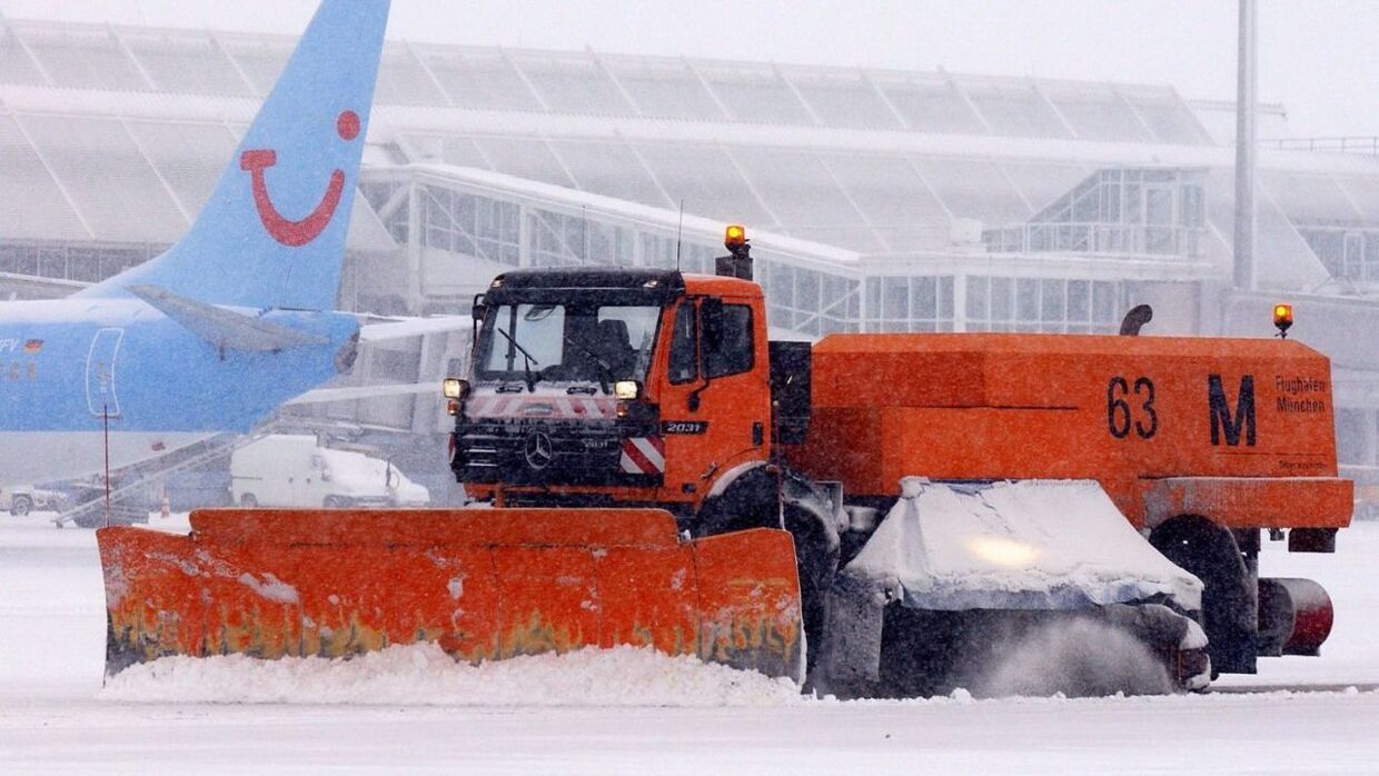 Der har været gang i snerydningen i lufthavnen i München, der i weekenden har haft det største snefald siden 2006. 