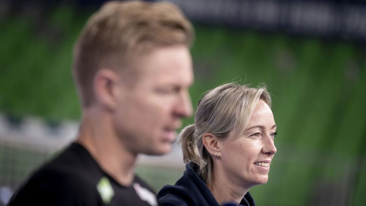 Cheftræner Jesper Jensen og Norges Katrine Lunde under mixed zone ved EM kvindehåndbold i 2022.