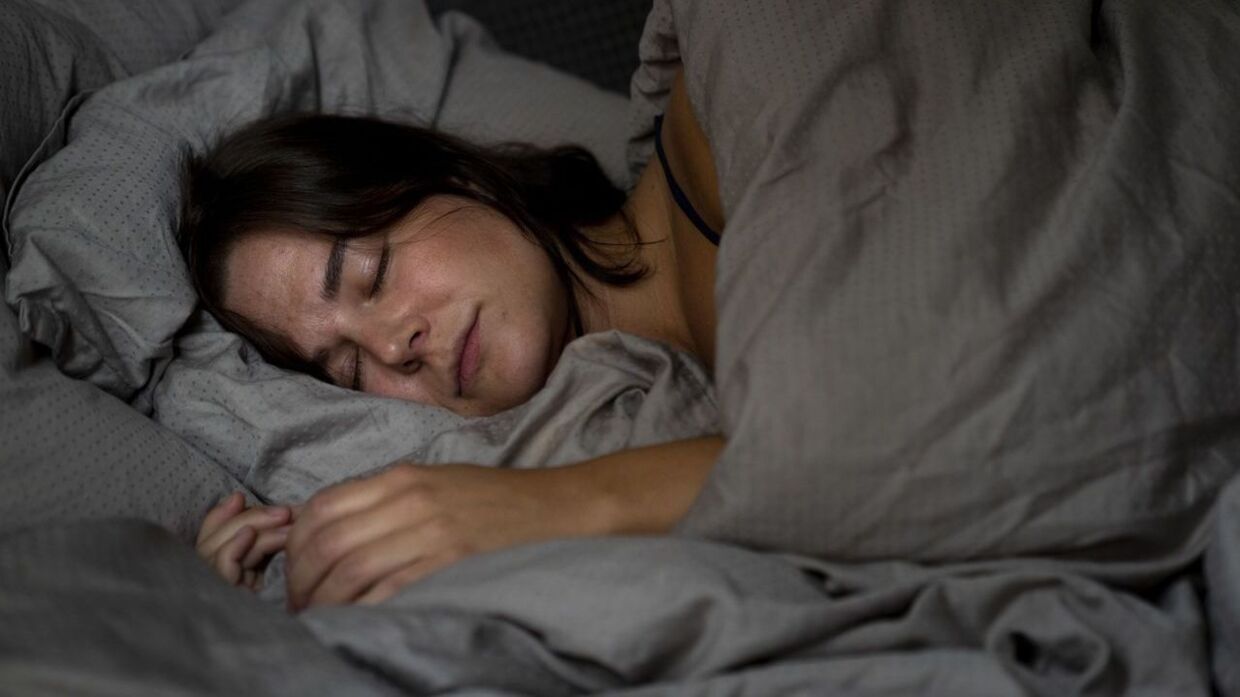 Normalt foreskriver læger en god, lang nattesøvn, men for patienter med depression kan det gode råd være at droppe søvnen.