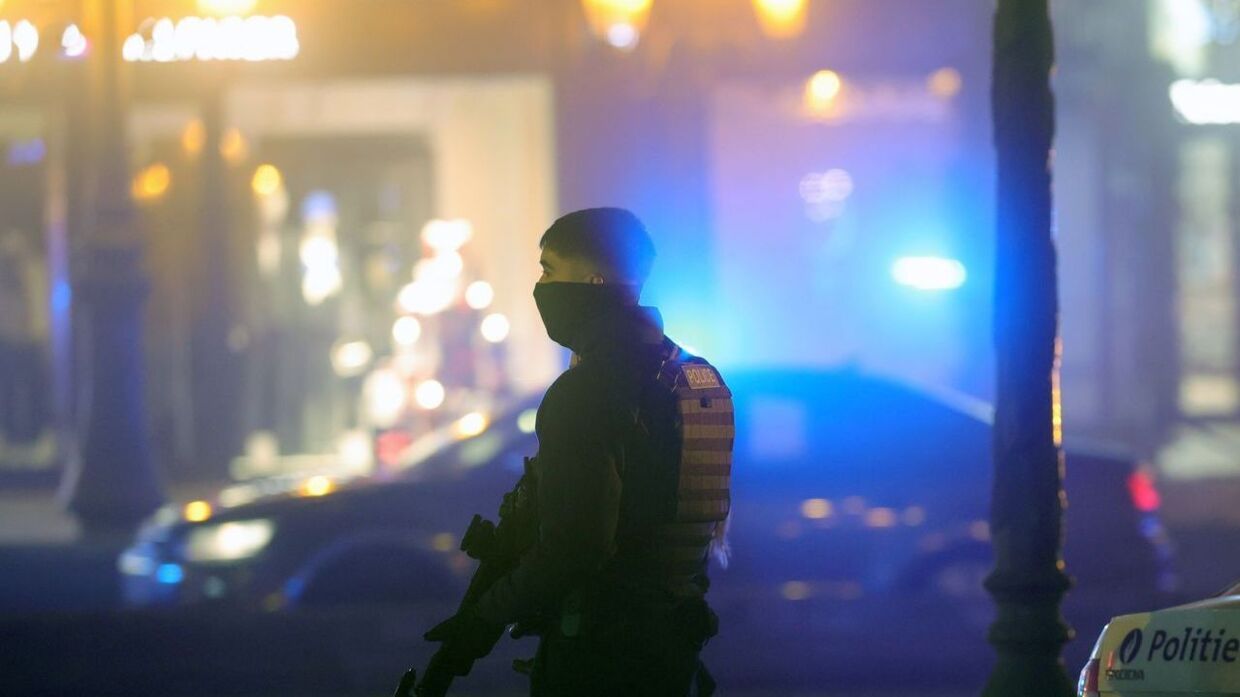En politimand fotograferet på stedet i Bruxelles' centrum, hvor der tidligere onsdag aften var et skyderi. 
