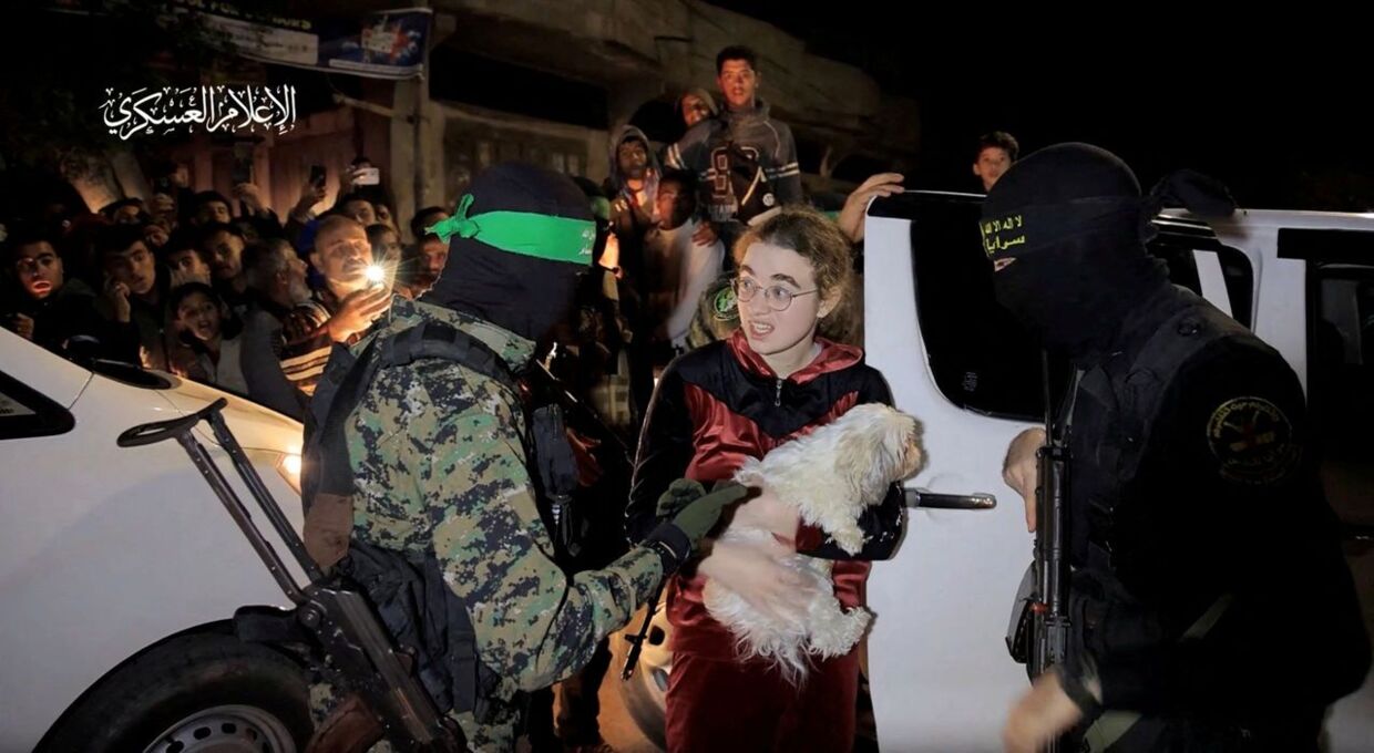 Her ses et billede fra da Mia Leimberg blev sluppet fri af Hamas den 28. november. I armene havde hun hunden Bella.