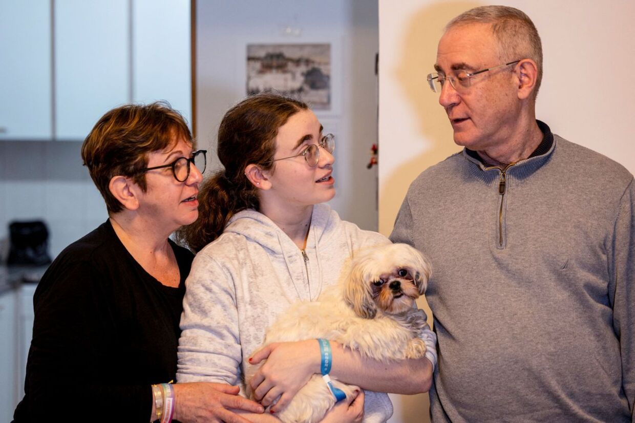 Her ses Mia Leimberg med forældrene, Gabriela og Moshe, og hunden Bella.